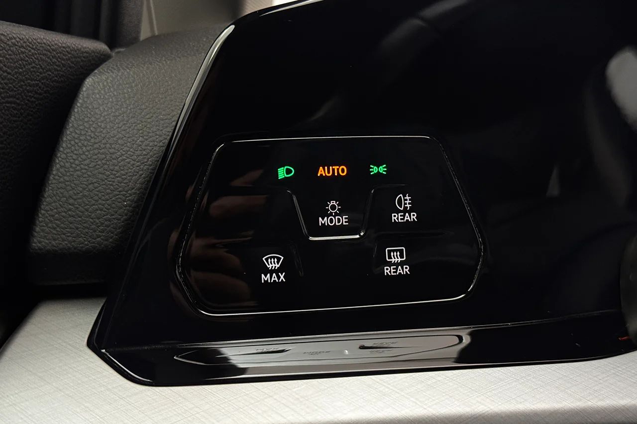 Volkswagen Golf SC 1.5 eTSI Automat Drag Cockpit Kamera MOMS 150hk – bild 33 av 35