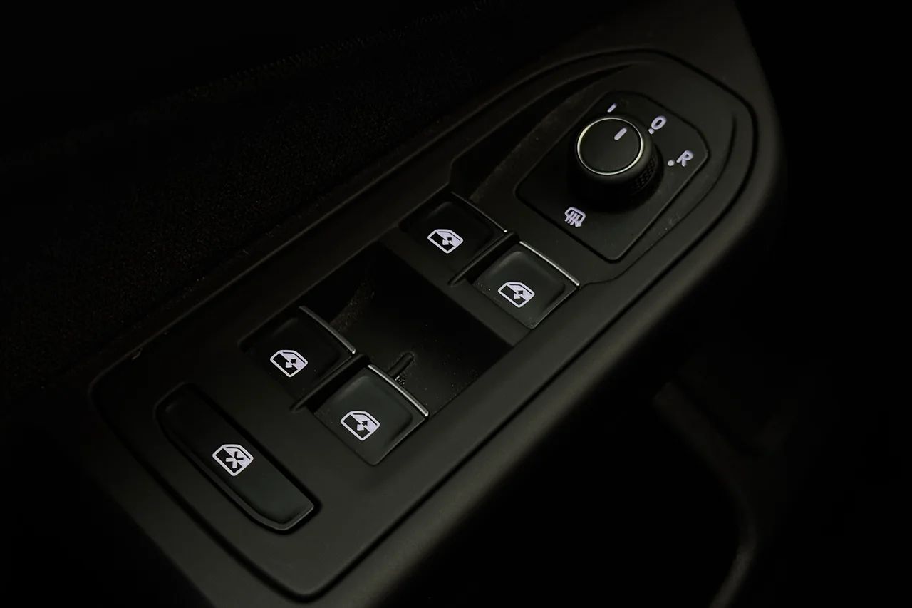Volkswagen Golf SC 1.5 eTSI Automat Drag Cockpit Kamera MOMS 150hk – bild 34 av 35