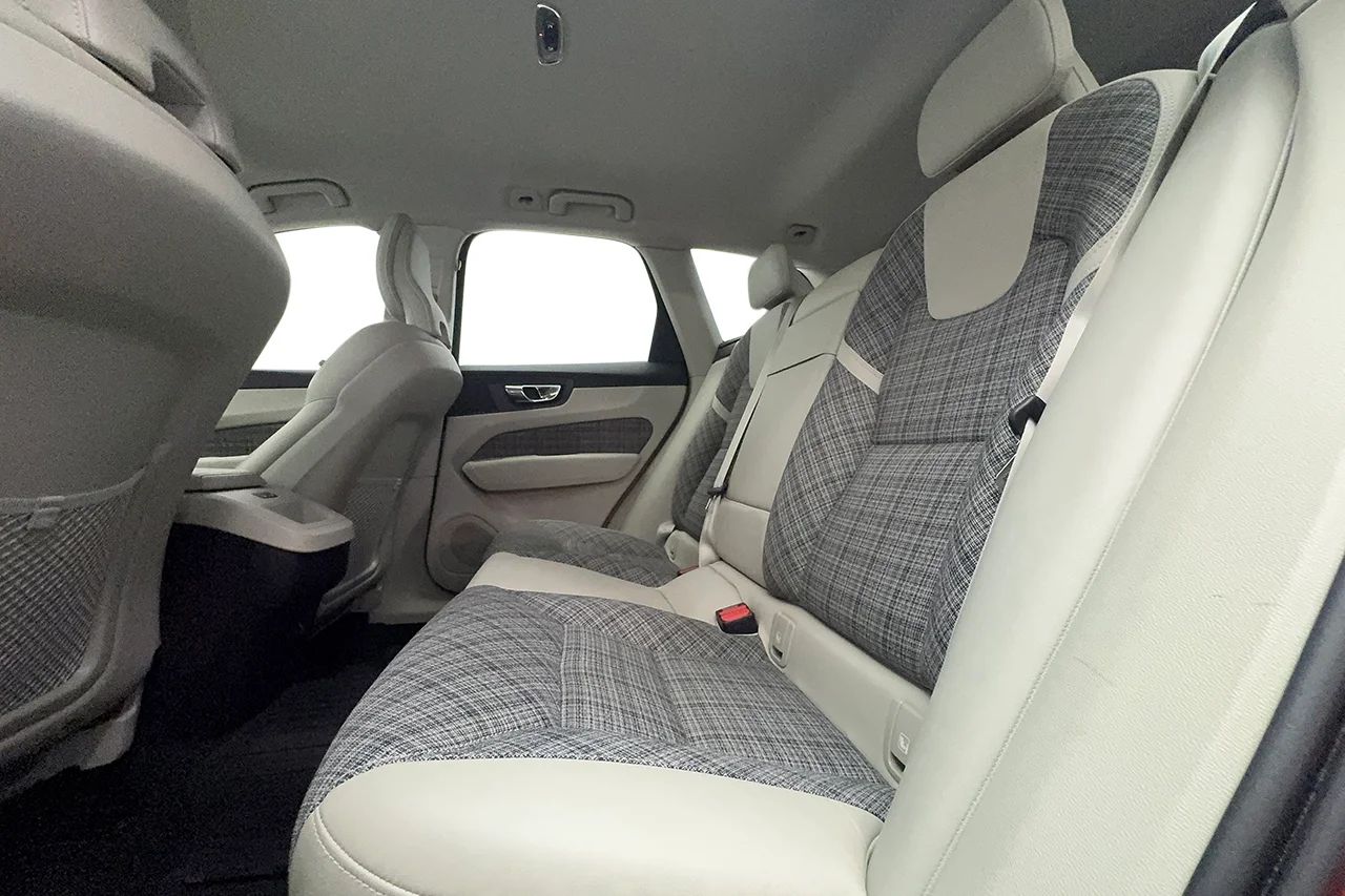 Volvo XC60 T5 Geartronic Momentum Adv SE II Navi 250hk – bild 14 av 33