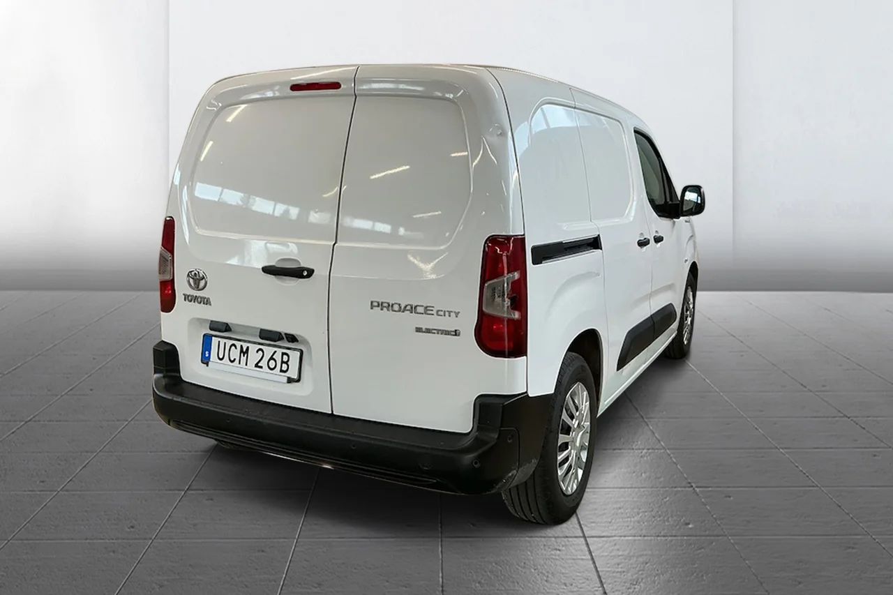 Toyota ProAce City Electric 50 kWh L1 3sits CCS Navi Kamera MOMS 136hk – bild 3 av 10