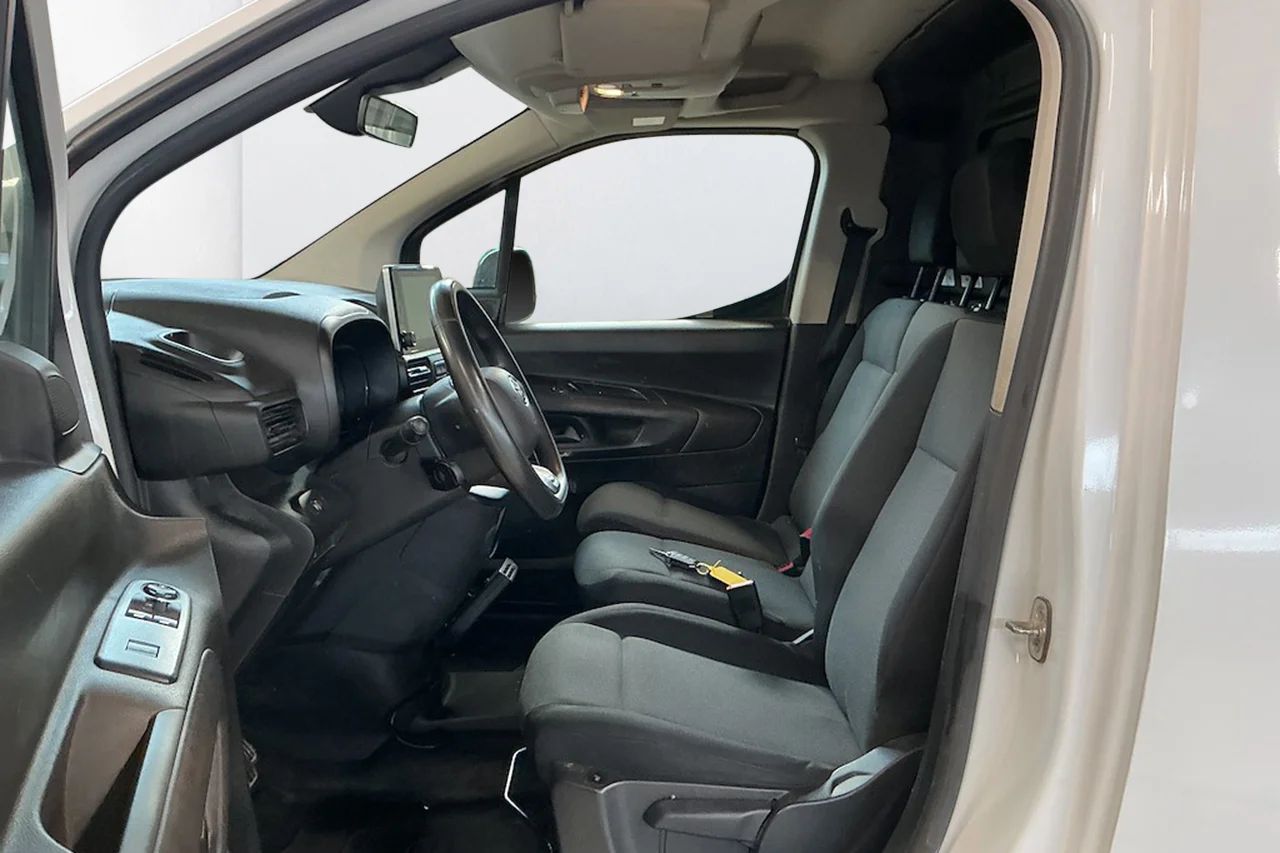 Toyota ProAce City Electric 50 kWh L1 3sits CCS Navi Kamera MOMS 136hk – bild 8 av 10