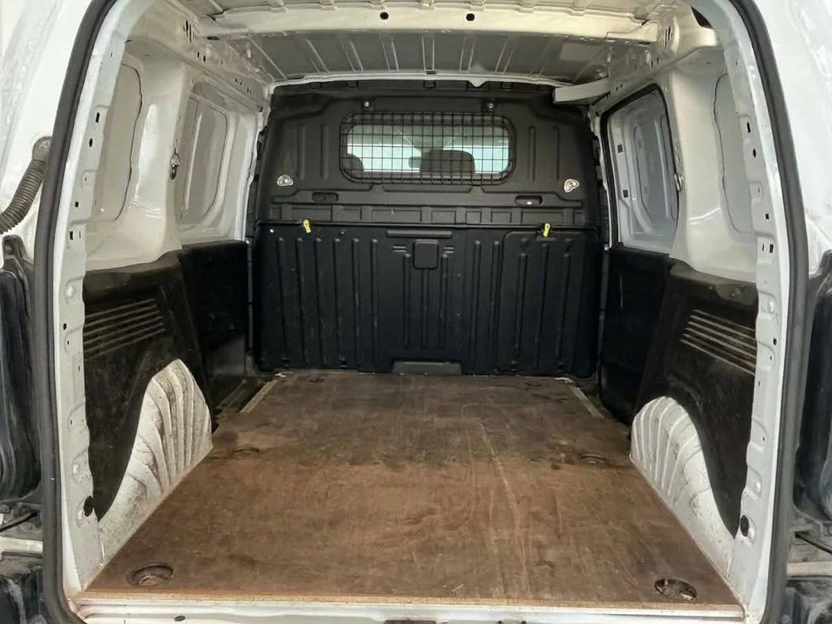 Toyota ProAce City Electric 50 kWh L1 3sits CCS Navi Kamera MOMS 136hk – bild 7 av 10