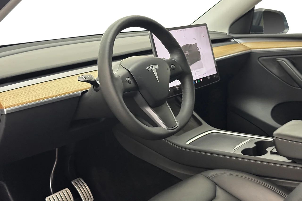 Tesla Model Y Performance Drag V-Pump AI-Dator Premiumljud 534hk – bild 13 av 35