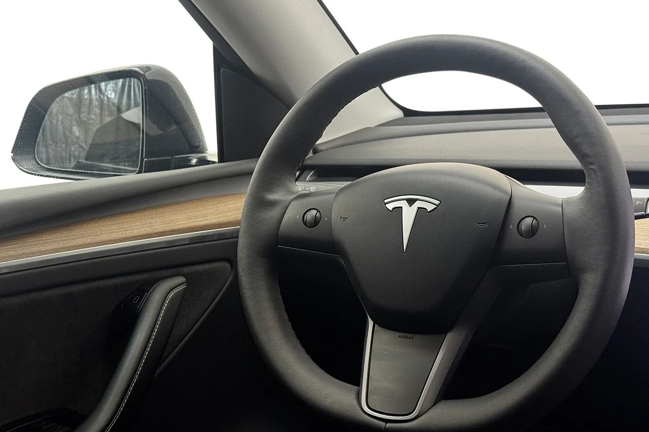 Tesla Model Y Performance Drag V-Pump AI-Dator Premiumljud 534hk – bild 18 av 35
