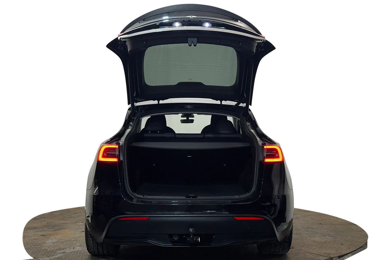 Tesla Model Y Performance Drag V-Pump AI-Dator Premiumljud 534hk – bild 7 av 35