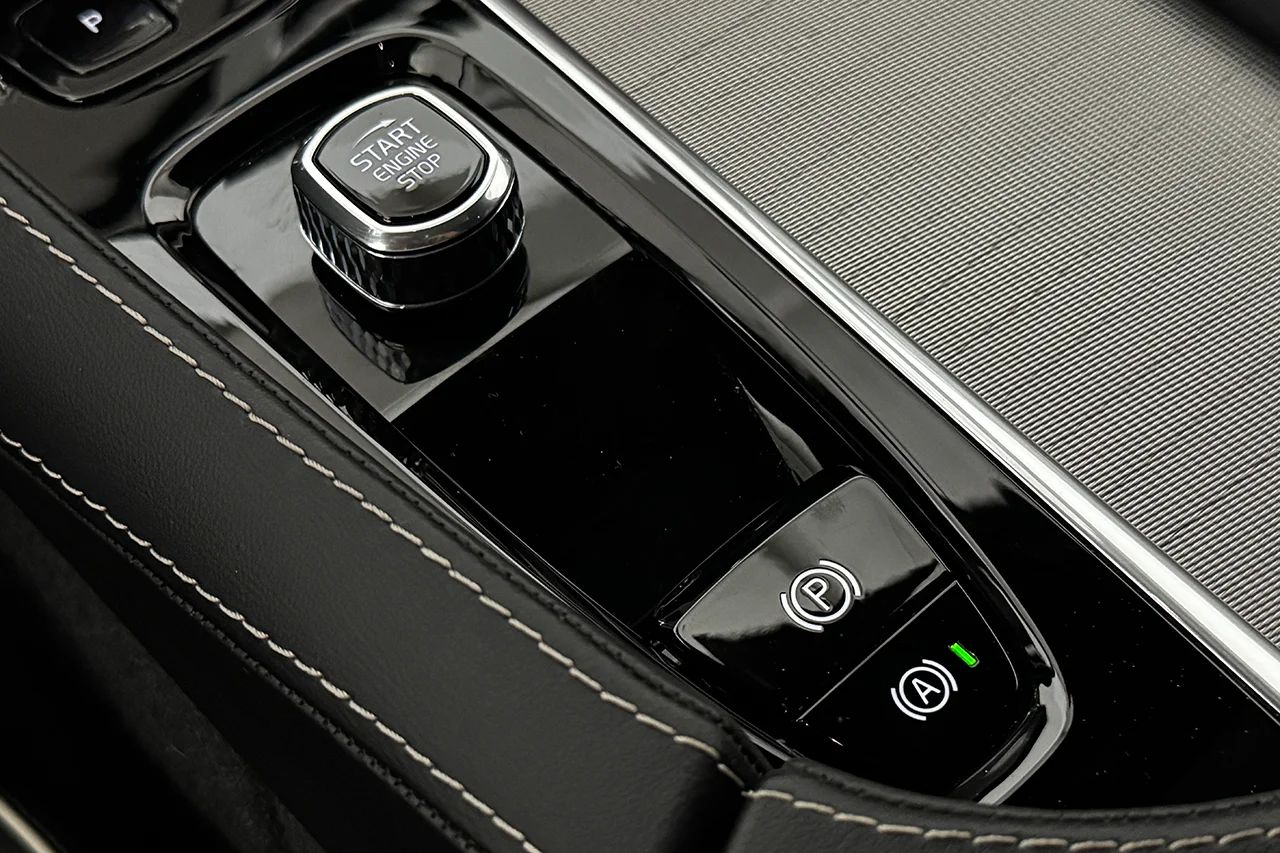 Volvo XC90 Recharge T8 AWD Ultimate Dark 7sits Luft Pano 360° B&W – bild 29 av 37