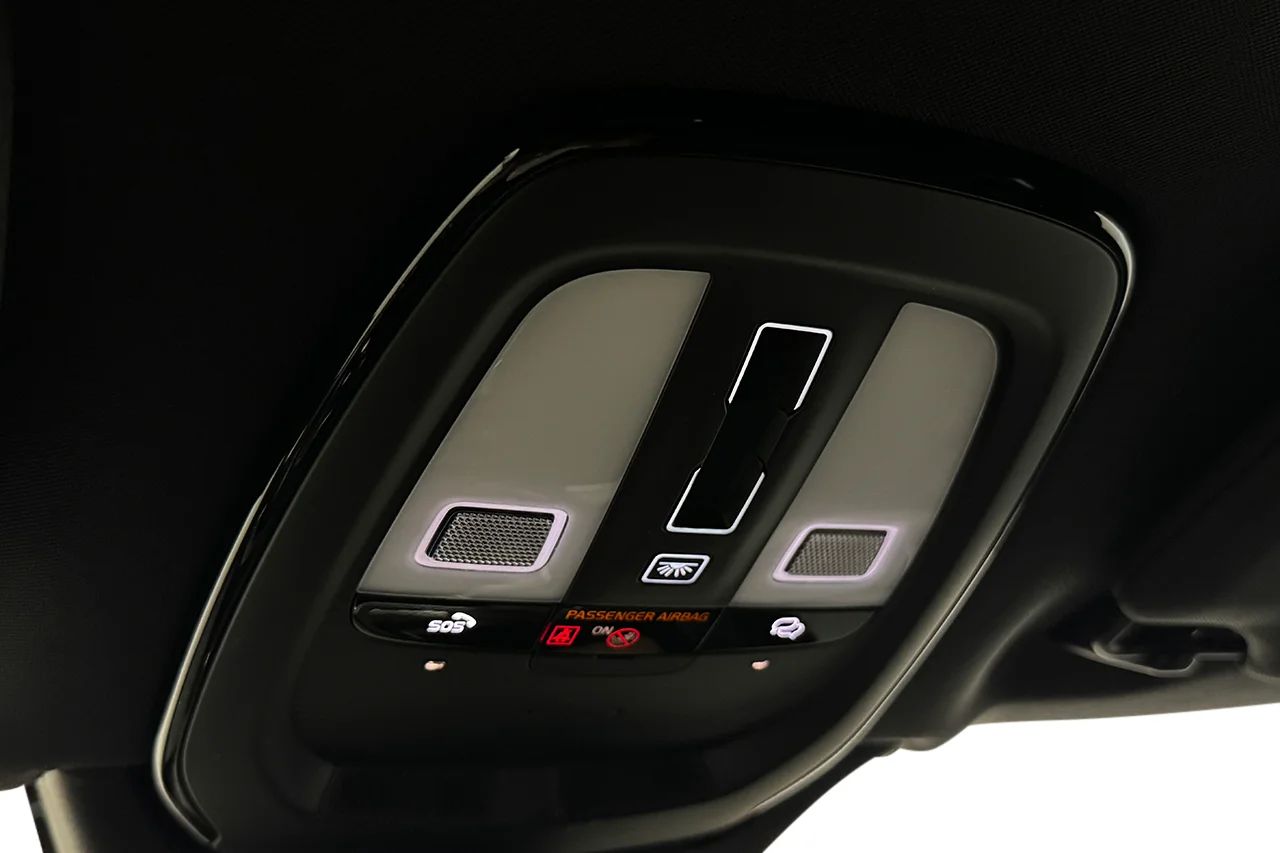 Volvo XC90 Recharge T8 AWD Ultimate Dark 7sits Luft Pano 360° B&W – bild 30 av 37