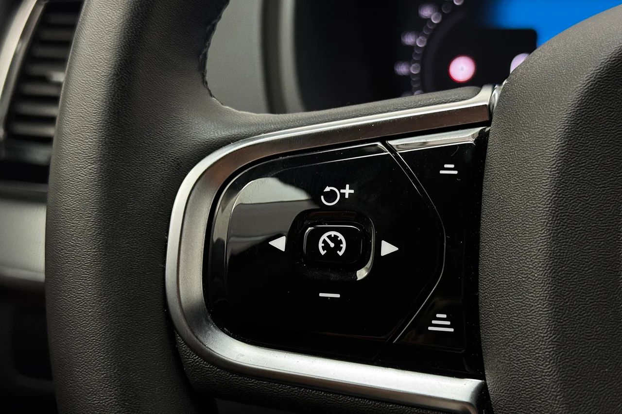 Volvo XC90 Recharge T8 AWD Ultimate Dark 7sits Luft Pano 360° B&W – bild 19 av 37