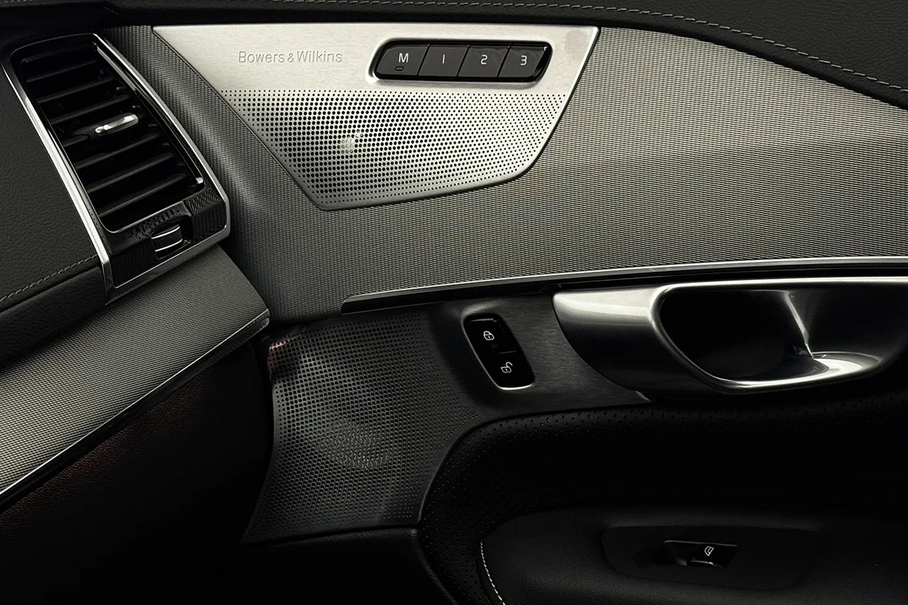 Volvo XC90 Recharge T8 AWD Ultimate Dark 7sits Luft Pano 360° B&W – bild 32 av 37