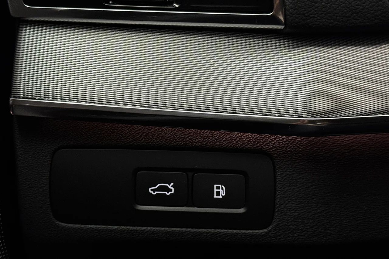 Volvo XC90 Recharge T8 AWD Ultimate Dark 7sits Luft Pano 360° B&W – bild 31 av 37