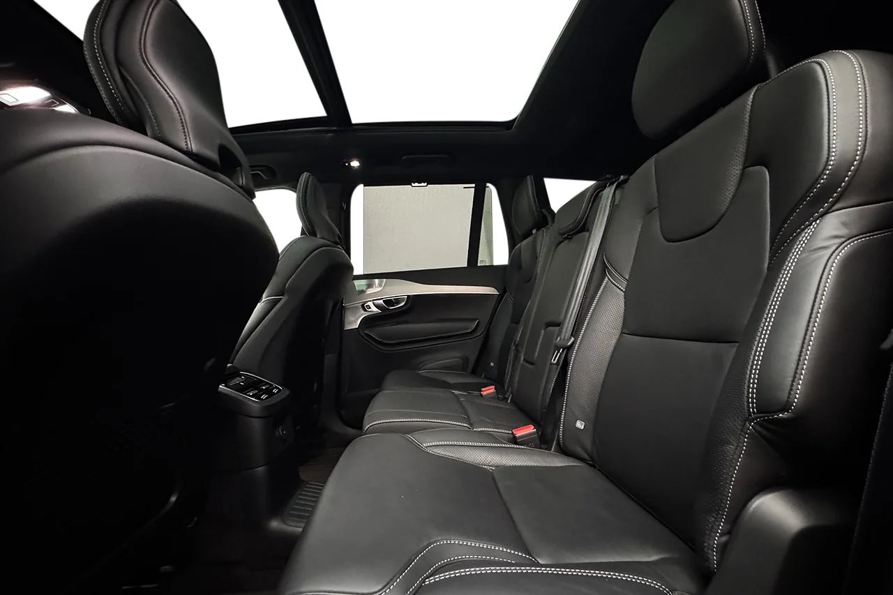 Volvo XC90 Recharge T8 AWD Ultimate Dark 7sits Luft Pano 360° B&W – bild 12 av 37