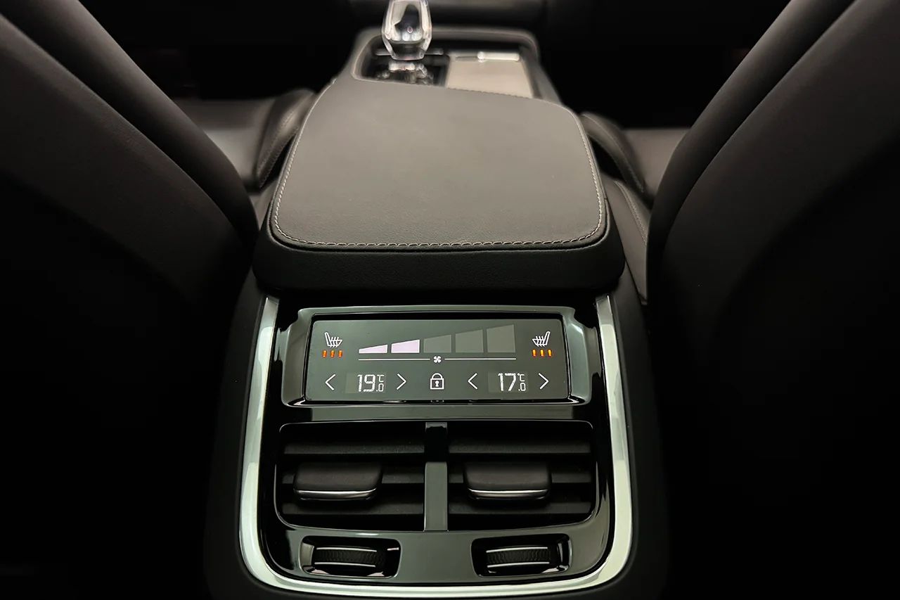 Volvo XC90 Recharge T8 AWD Ultimate Dark 7sits Luft Pano 360° B&W – bild 14 av 37