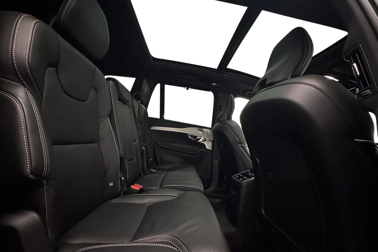 Volvo XC90 Recharge T8 AWD Ultimate Dark 7sits Luft Pano 360° B&W – bild 13 av 37