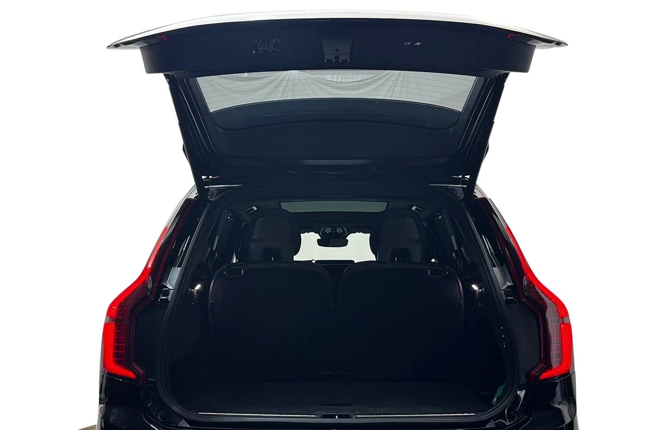 Volvo XC90 Recharge T8 AWD Ultimate Dark 7sits Luft Pano 360° B&W – bild 35 av 37