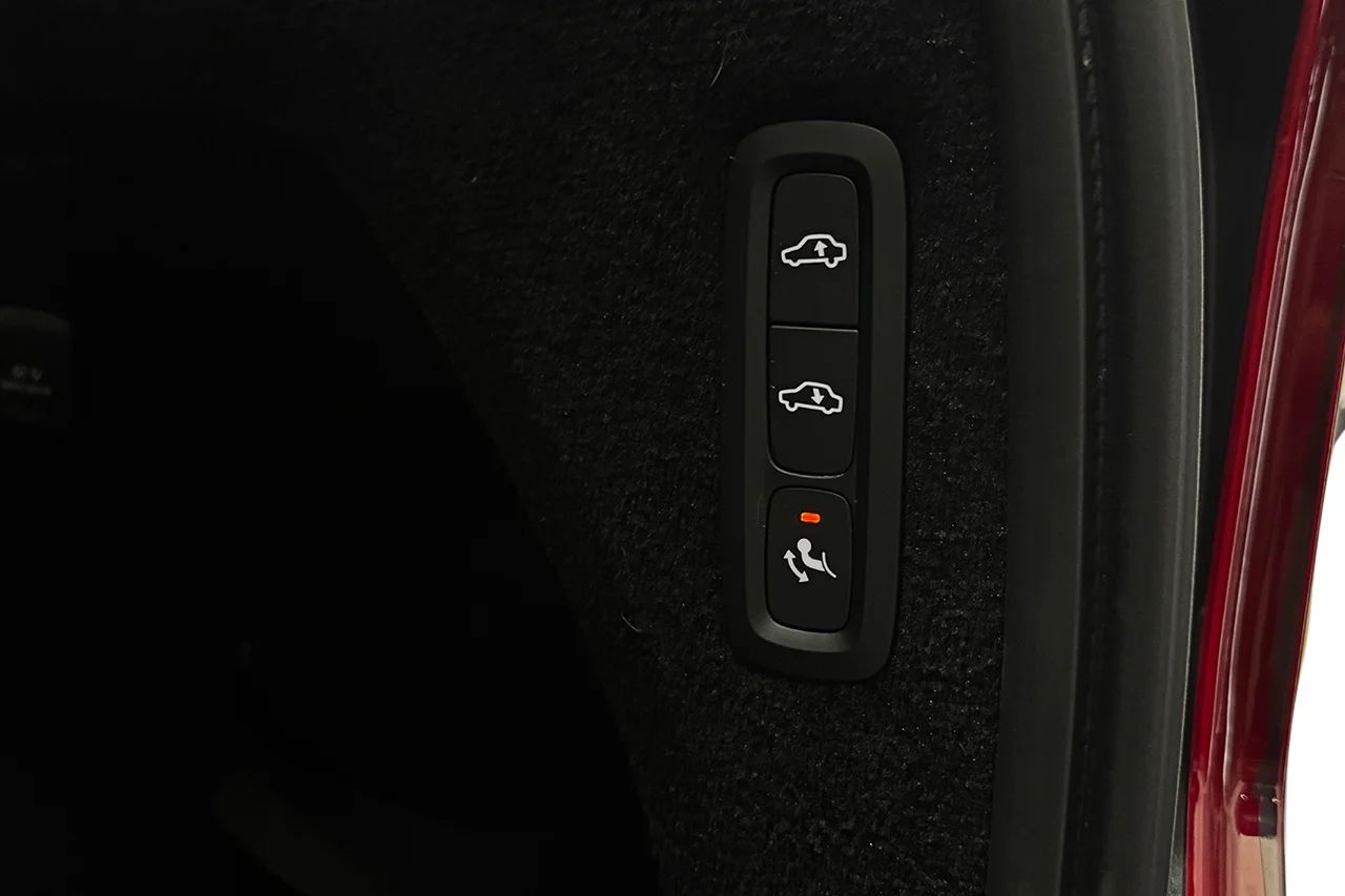 Volvo XC90 Recharge T8 AWD Ultimate Dark 7sits Luft Pano 360° B&W – bild 36 av 37
