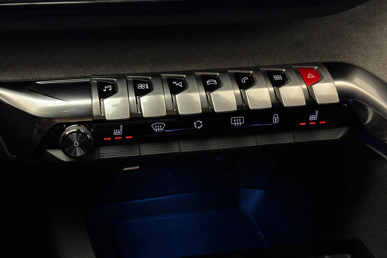 Peugeot 3008 1.2 PureTech GT Navi Kamera Delläder Cockpit MOMS 131hk – bild 26 av 31