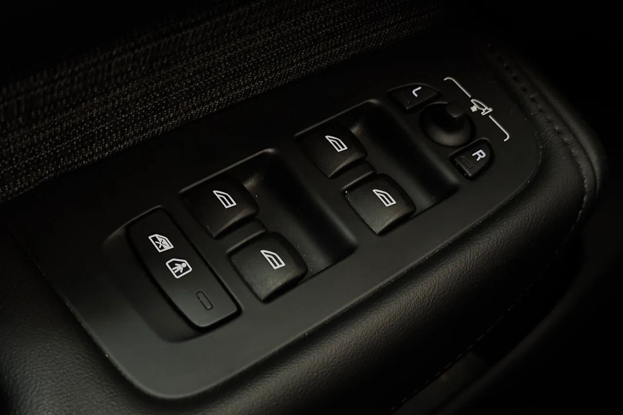 Volvo XC60 T6 Plug-In AWD SE Drag Pano Cockpit Navi Kamera BLIS 350hk – bild 34 av 37