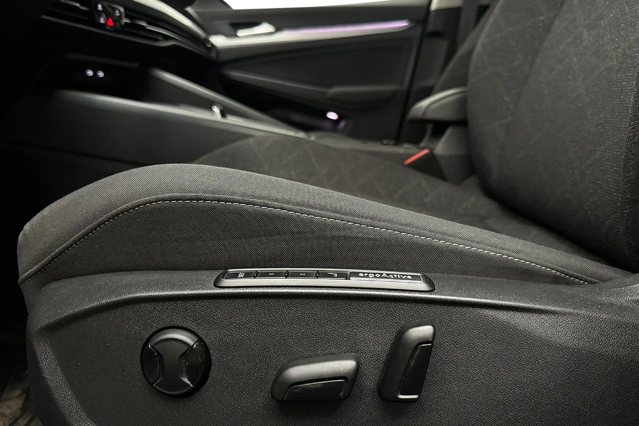 Volkswagen Golf Sportscombi 1.5 eTSI Automat Massage Navi Kamera Cockpit Keyless MOMS 131hk – bild 13 av 36