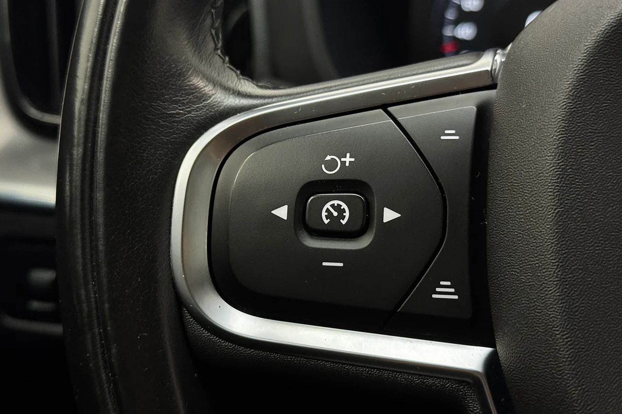 Volvo XC60 T8 Twin Engine AWD Automat Momentum Advanced Drag Pano Navi Kamera Delläder Värmare MOMS 392hk – bild 21 av 38