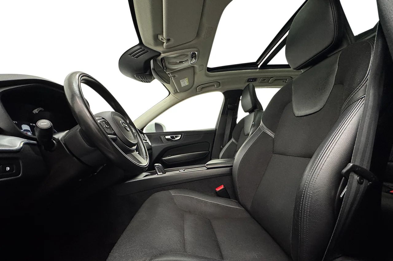 Volvo XC60 T8 Twin Engine AWD Automat Momentum Advanced Drag Pano Navi Kamera Delläder Värmare MOMS 392hk – bild 11 av 38