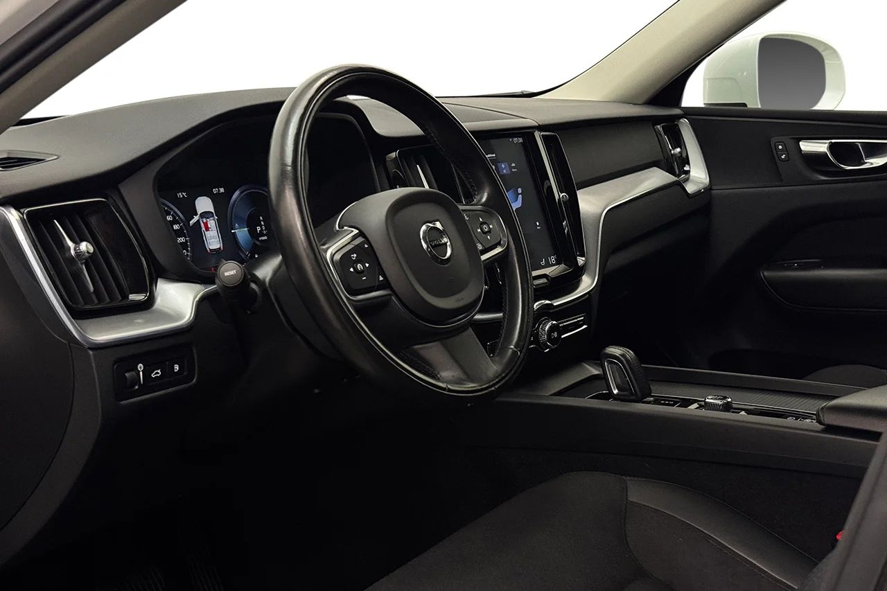 Volvo XC60 T8 Twin Engine AWD Automat Momentum Advanced Drag Pano Navi Kamera Delläder Värmare MOMS 392hk – bild 13 av 38