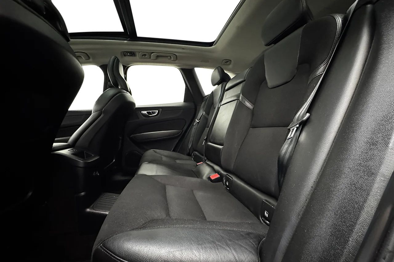Volvo XC60 T8 Twin Engine AWD Automat Momentum Advanced Drag Pano Navi Kamera Delläder Värmare MOMS 392hk – bild 15 av 38