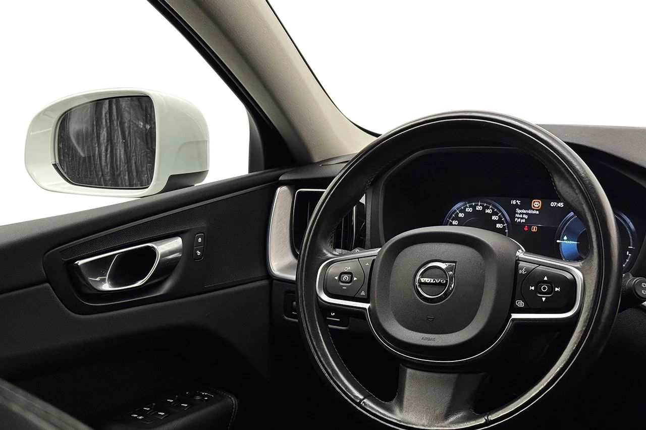 Volvo XC60 T8 Twin Engine AWD Automat Momentum Advanced Drag Pano Navi Kamera Delläder Värmare MOMS 392hk – bild 18 av 38