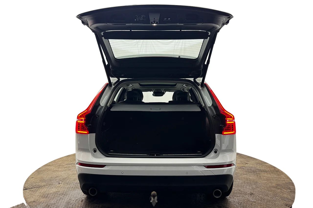 Volvo XC60 T8 Twin Engine AWD Automat Momentum Advanced Drag Pano Navi Kamera Delläder Värmare MOMS 392hk – bild 7 av 38