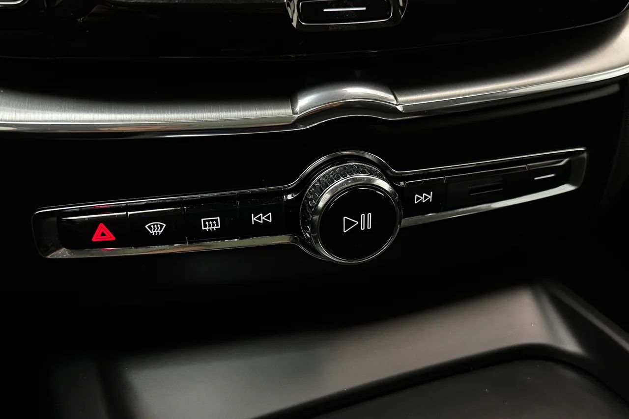 Volvo XC60 T8 Twin Engine AWD Automat Momentum Advanced Drag Pano Navi Kamera Delläder Värmare MOMS 392hk – bild 30 av 38