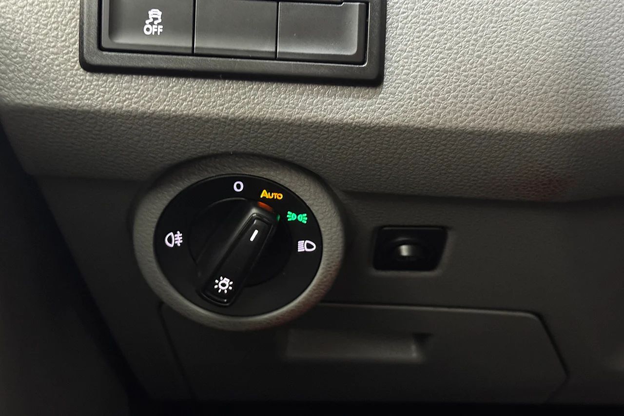 Volkswagen Transporter T32 2.0 TDI Automat 4Motion Extra Hög Värmare Navi P-Sens CarPlay MOMS 150hk – bild 26 av 27