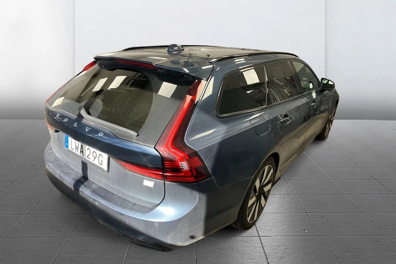 Volvo V90 Recharge T6 AWD Plus Dark Läder Drag Navi Cockpit MOMS 350hk – bild 4 av 7