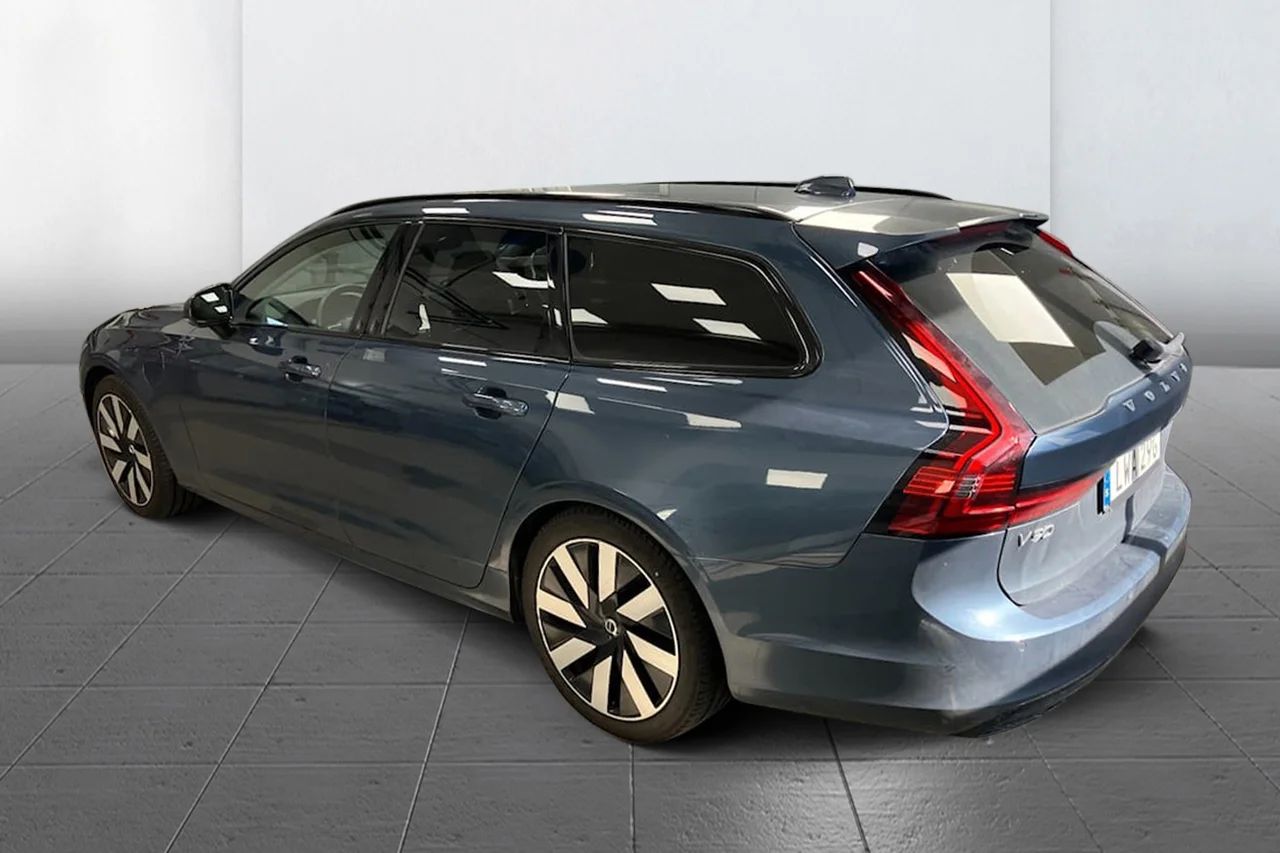 Volvo V90 Recharge T6 AWD Plus Dark Läder Drag Navi Cockpit MOMS 350hk – bild 5 av 7