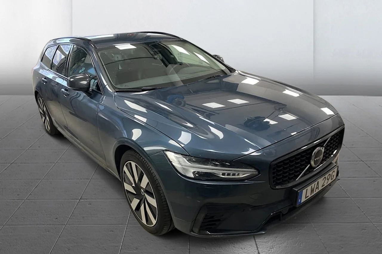 Volvo V90 Recharge T6 AWD Plus Dark Läder Drag Navi Cockpit MOMS 350hk – bild 3 av 7