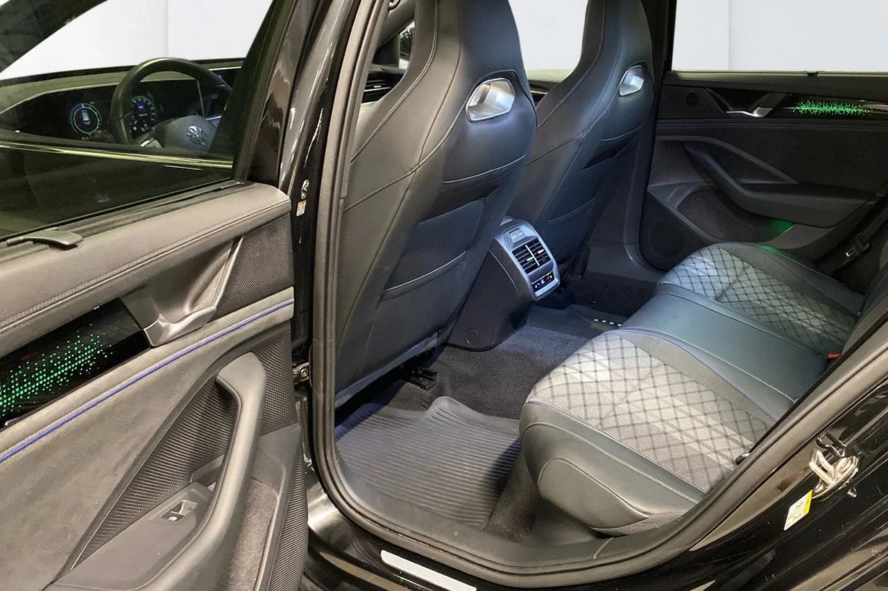 Volkswagen Passat Variant eHybrid 1.5 TSI R-Line Drag Pano Nav Delläder Massage – bild 7 av 14