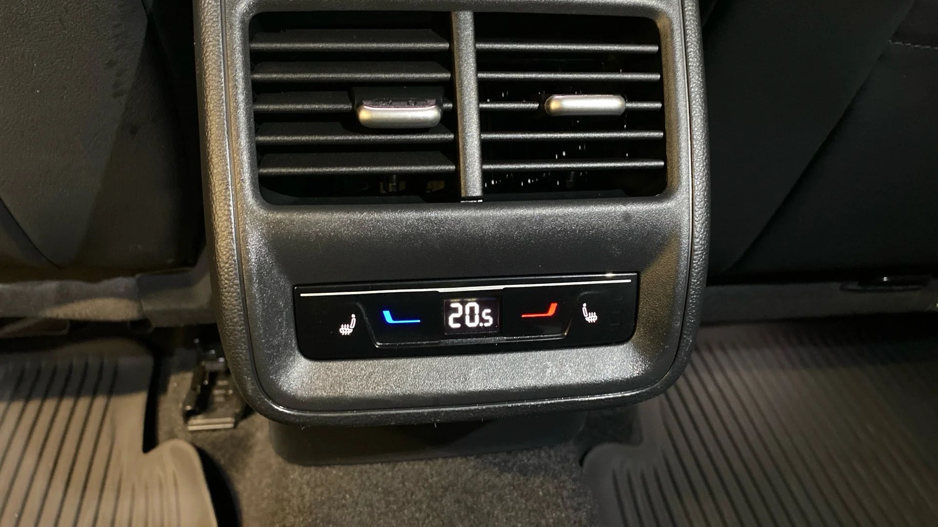 Volkswagen Passat Variant eHybrid 1.5 TSI R-Line Drag Pano Nav Delläder Massage – bild 10 av 14