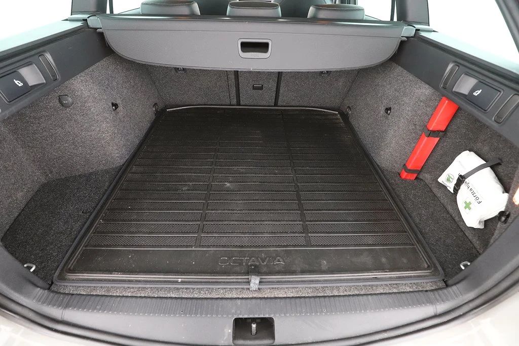 Skoda Octavia Kombi RS 2.0 TSI Drag Läder Pano Navi Värmare 220hk – bild 19 av 20