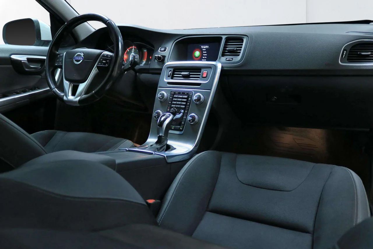 Volvo V60 D4 Aut Momentum Business Drag PDC Värmare 181hk – bild 9 av 11
