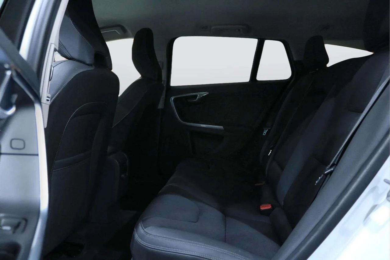 Volvo V60 D4 Aut Momentum Business Drag PDC Värmare 181hk – bild 8 av 11