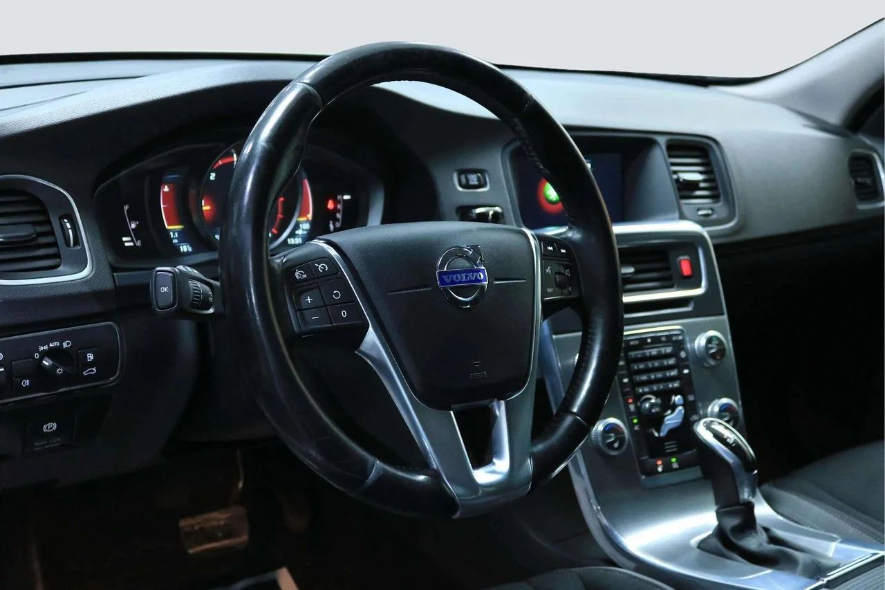 Volvo V60 D4 Aut Momentum Business Drag PDC Värmare 181hk – bild 7 av 11
