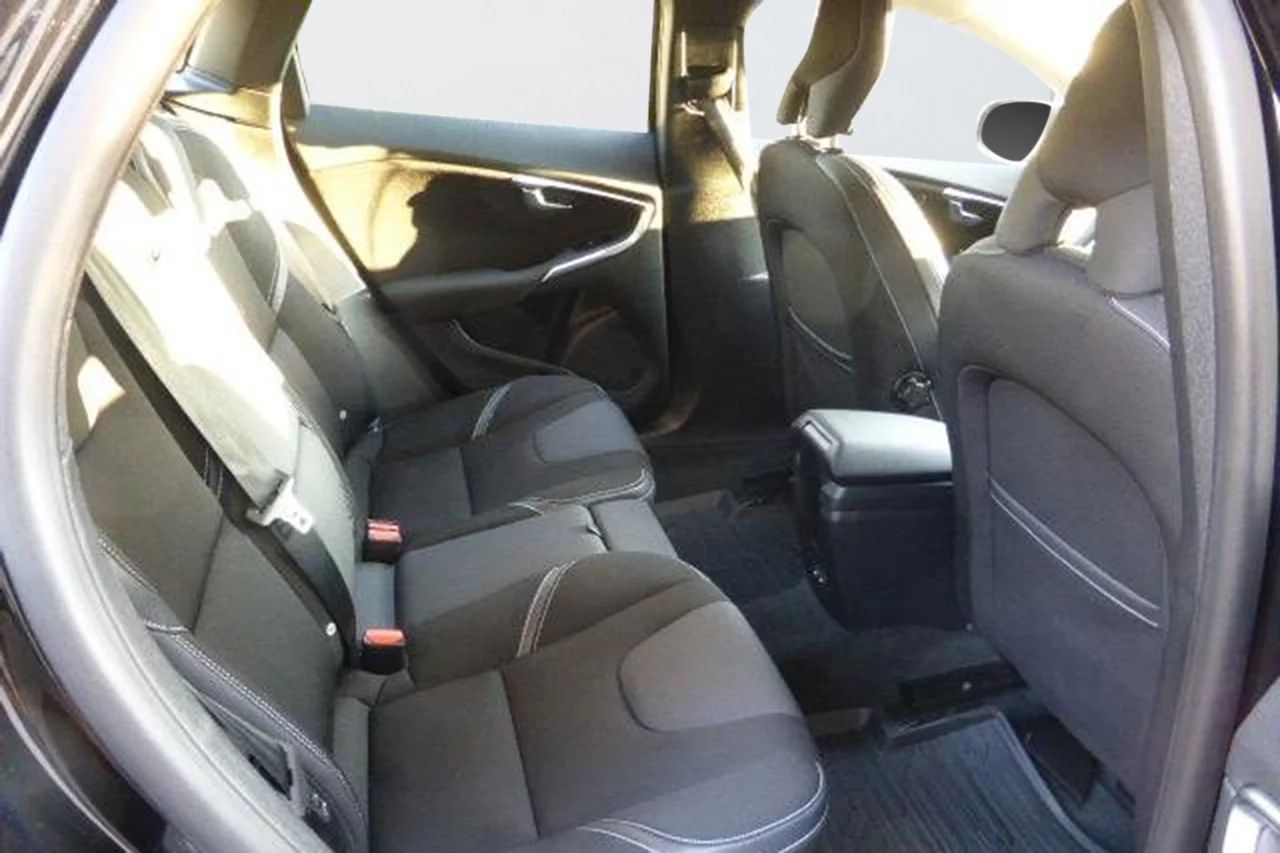 Volvo V40 D3 Aut Momentum Business Pro Värmare PDC 150hk – bild 6 av 8