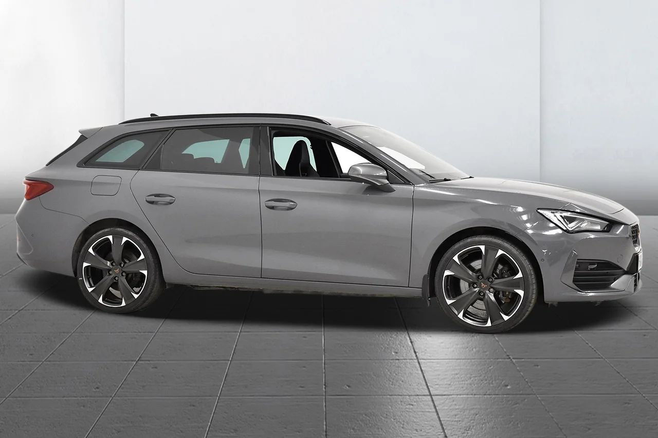 Cupra Leon ST e-Hybrid Drag Cockpit Kamera PDC Rattvärme 245hk – bild 5 av 17