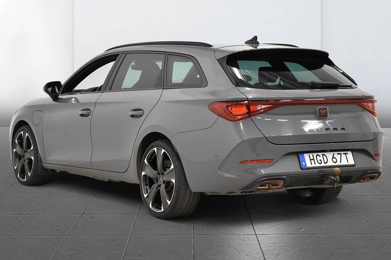 Cupra Leon ST e-Hybrid Drag Cockpit Kamera PDC Rattvärme 245hk – bild 8 av 17