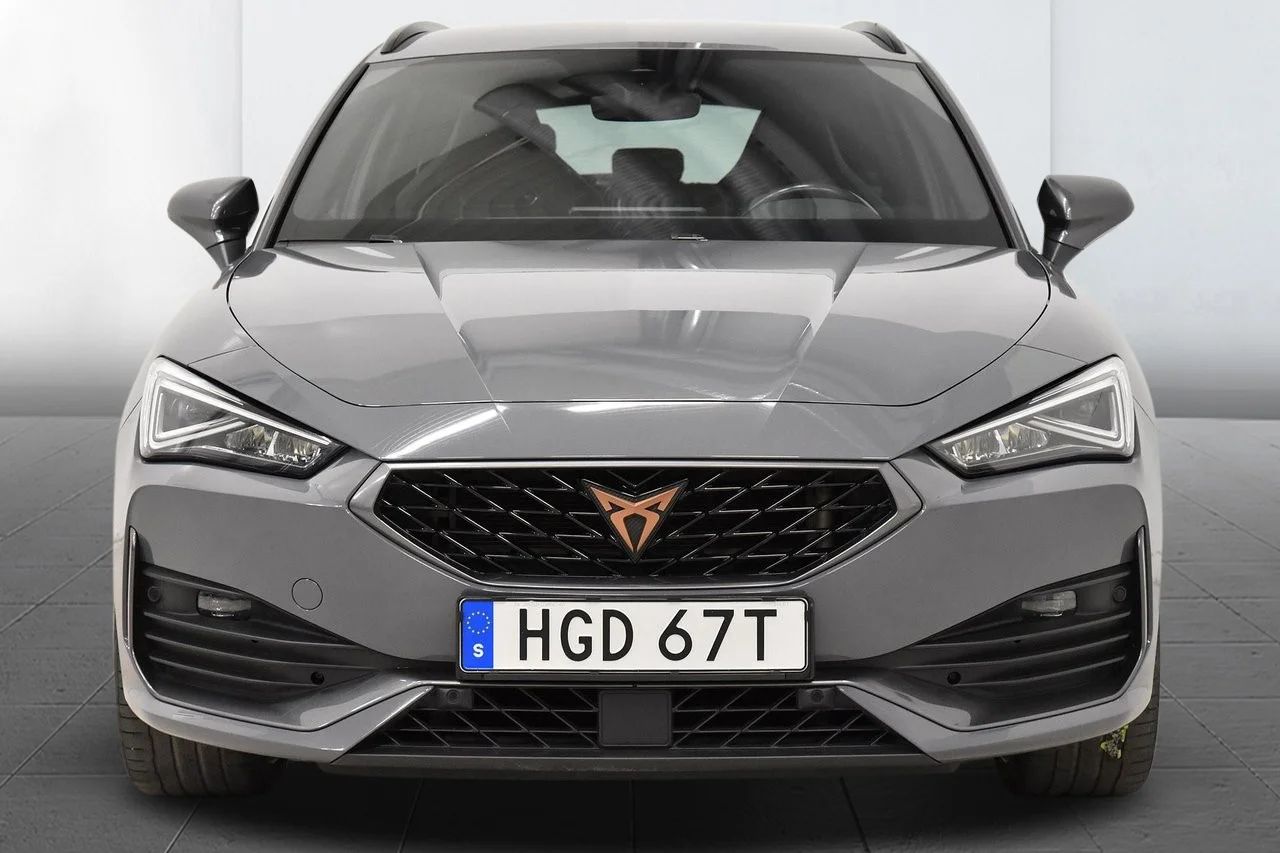 Cupra Leon ST e-Hybrid Drag Cockpit Kamera PDC Rattvärme 245hk – bild 3 av 17