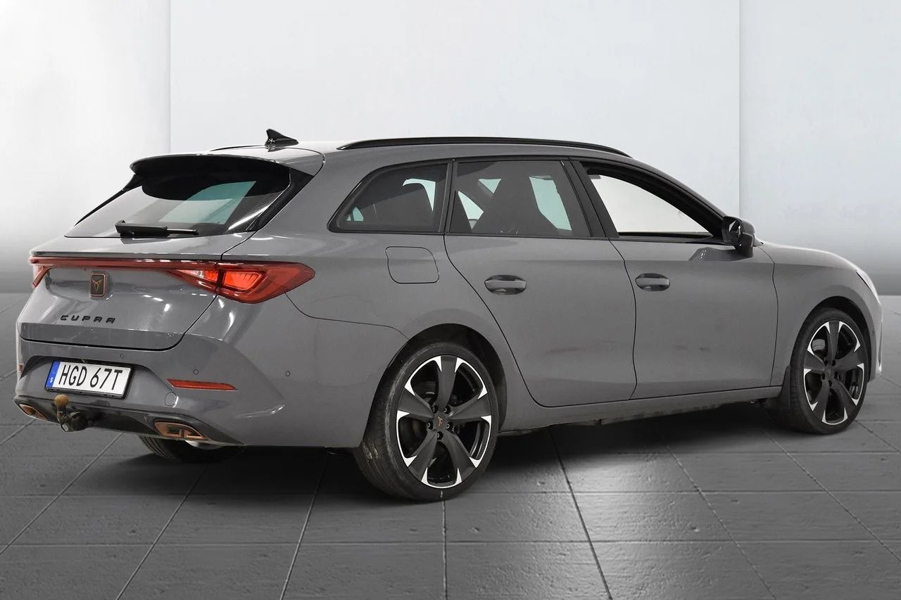 Cupra Leon ST e-Hybrid Drag Cockpit Kamera PDC Rattvärme 245hk – bild 6 av 17