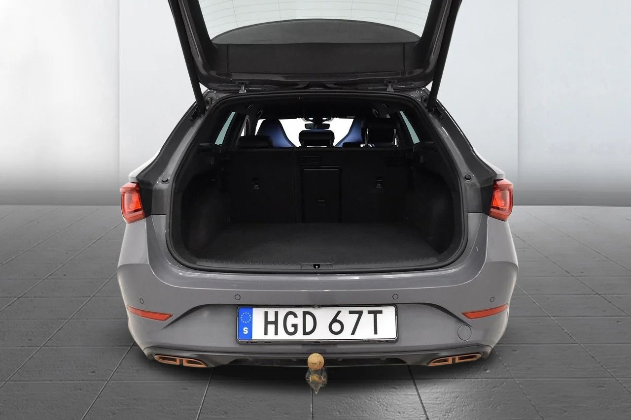 Cupra Leon ST e-Hybrid Drag Cockpit Kamera PDC Rattvärme 245hk – bild 7 av 17
