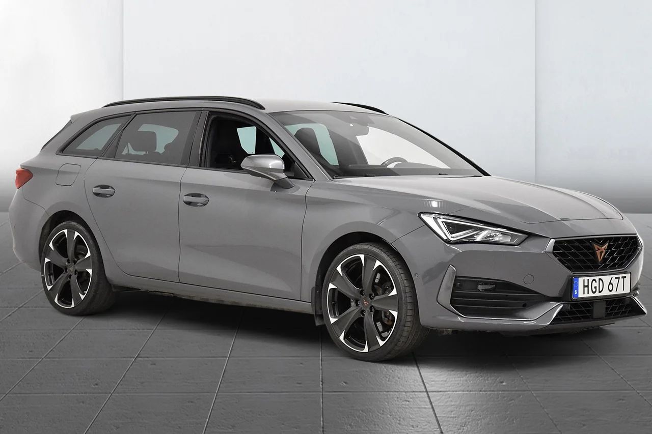 Cupra Leon ST e-Hybrid Drag Cockpit Kamera PDC Rattvärme 245hk – bild 4 av 17