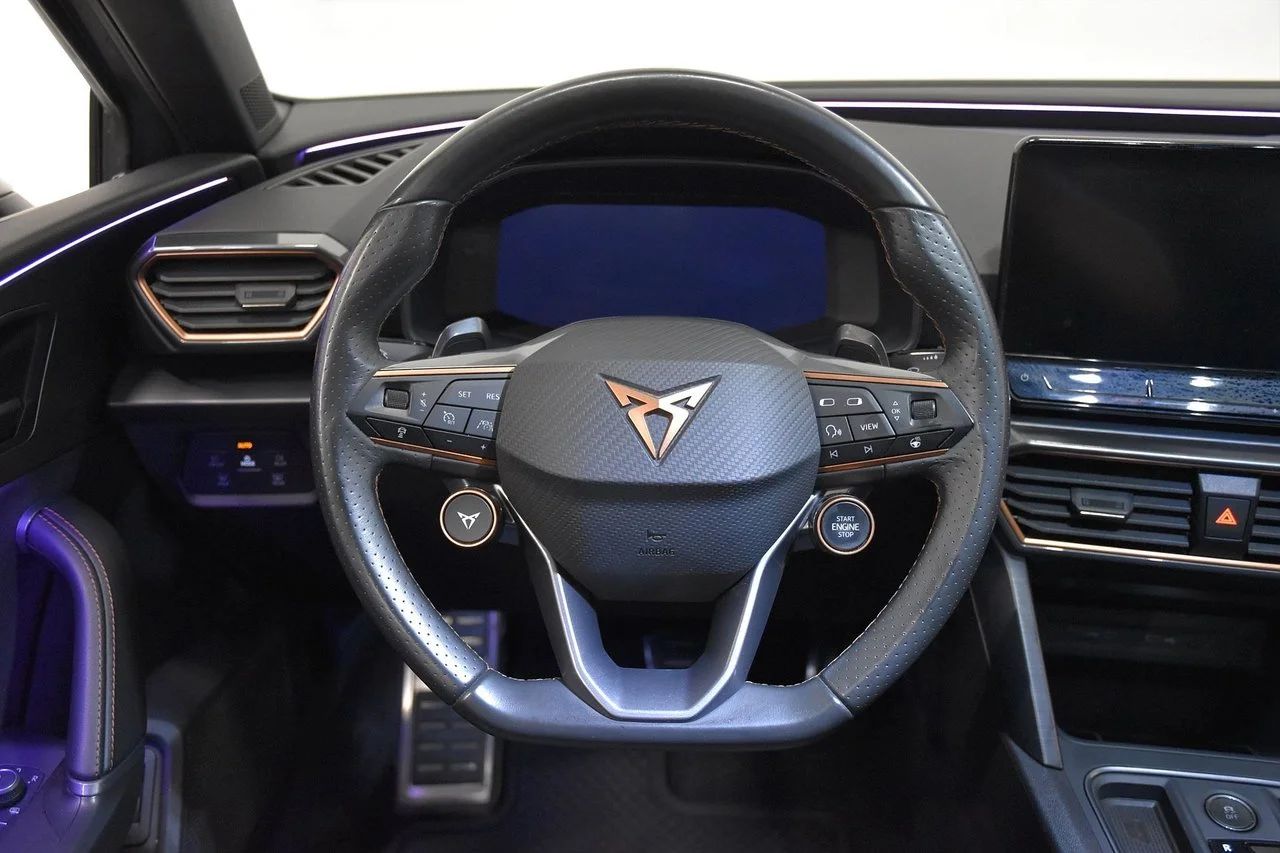 Cupra Leon ST e-Hybrid Drag Cockpit Kamera PDC Rattvärme 245hk – bild 13 av 17