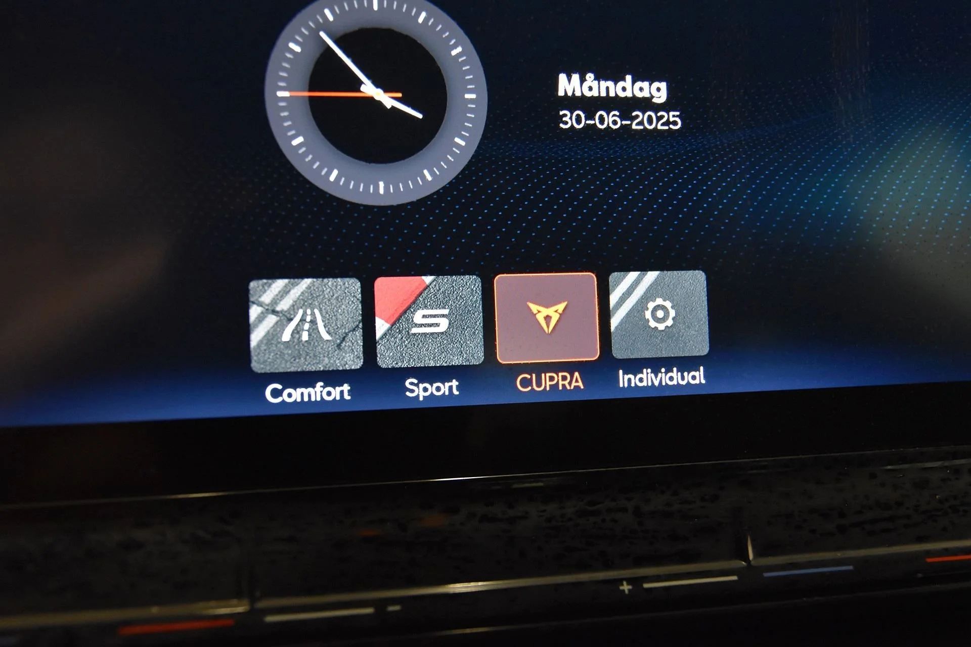Cupra Leon ST e-Hybrid Drag Cockpit Kamera PDC Rattvärme 245hk – bild 17 av 17