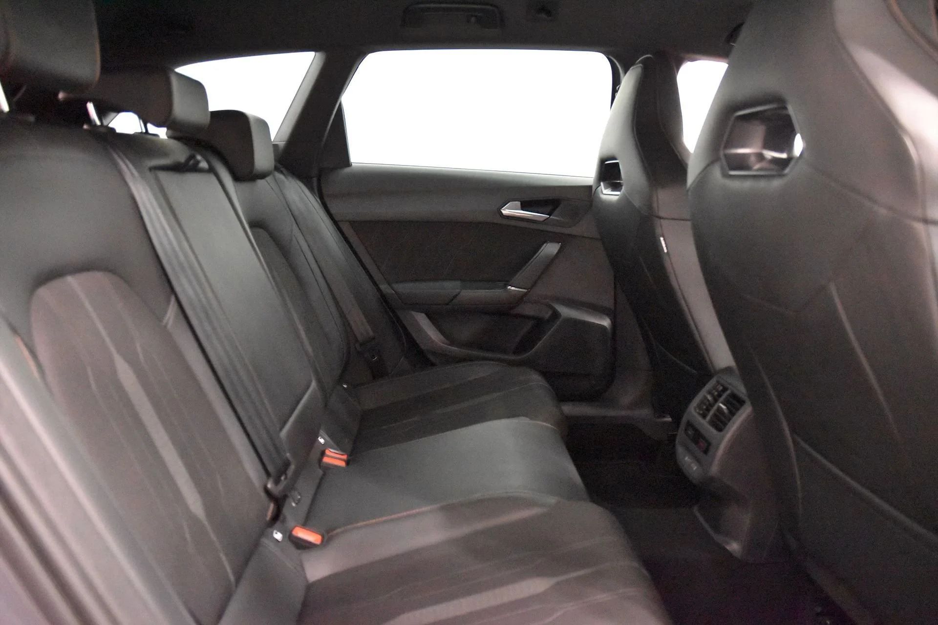 Cupra Leon ST e-Hybrid Drag Cockpit Kamera PDC Rattvärme 245hk – bild 10 av 17