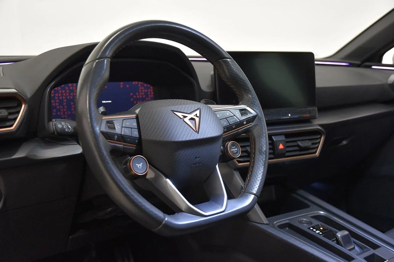 Cupra Leon ST e-Hybrid Drag Cockpit Kamera PDC Rattvärme 245hk – bild 12 av 17